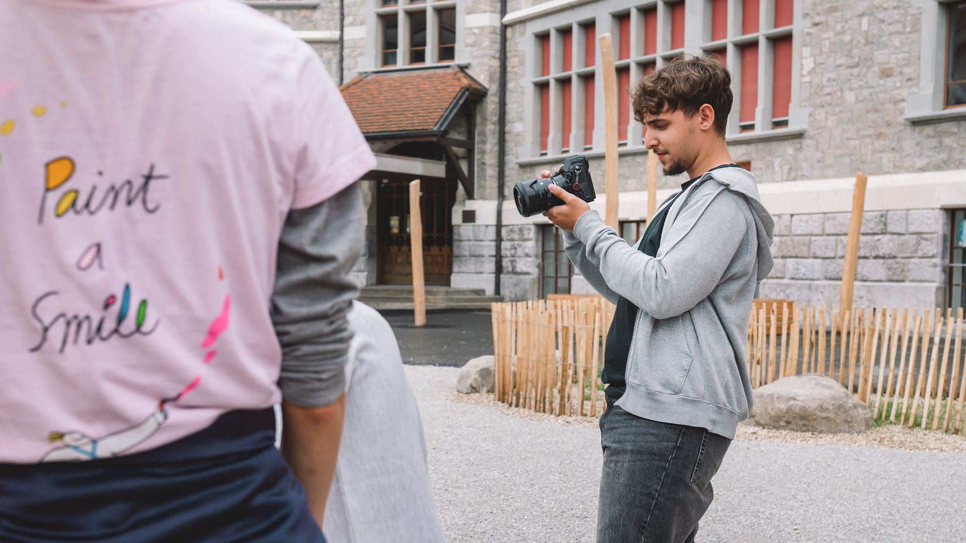 Photographe spécialisée en portraits, événements, produit, studio, lifestyle et reportage, capturant des images authentiques et naturelles.