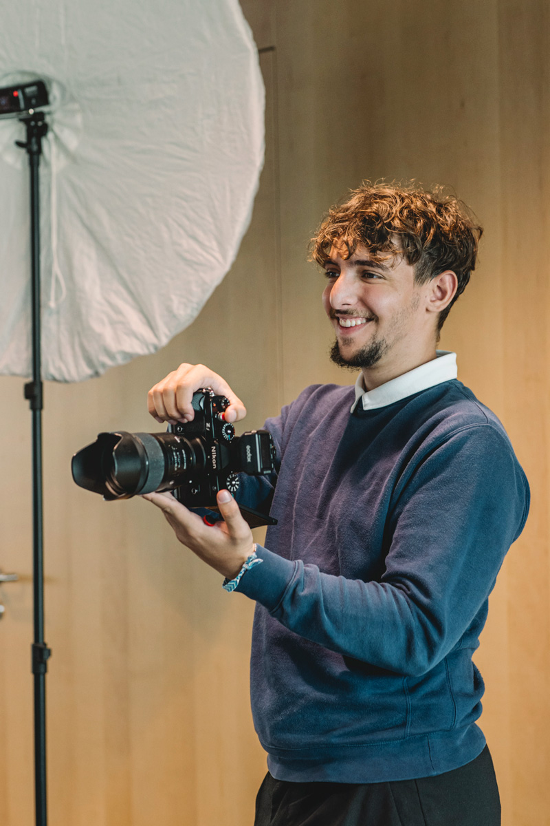 Photographe spécialisée en portraits, événements, produit, studio, lifestyle et reportage, capturant des images authentiques et naturelles.